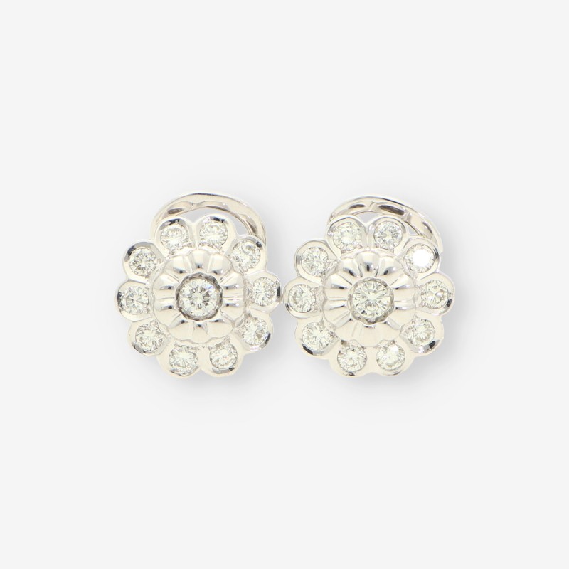 Pendientes de oro blanco 18kt con brillantes, cierre omega Pendientes de oro blanco 18kt con brillantes, cierre omega