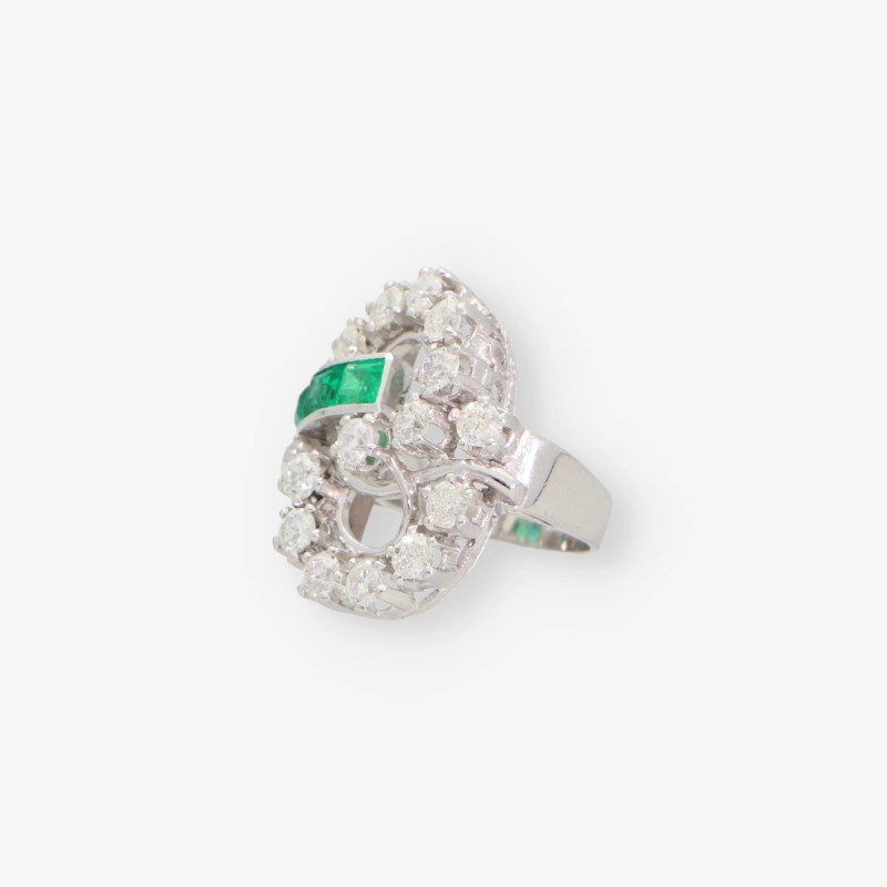 Anillo en oro blanco 18kt con brillantes y esmeralda