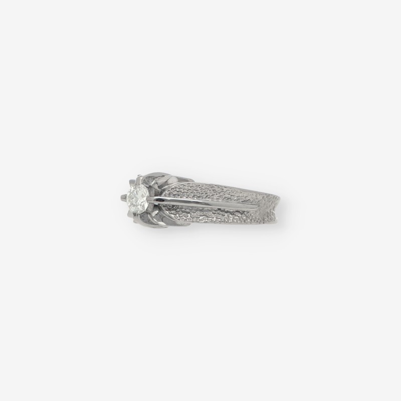 Anillo en oro blanco 18kt. con brillante central