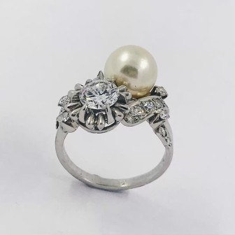 Anillo en oro blanco con brillantes y perla cultivada