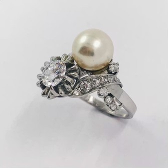 Anillo en oro blanco con brillantes y perla cultivada