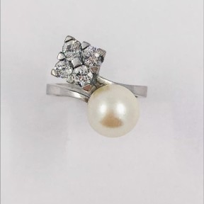 Anillo en oro blanco con perla cultivada y cuadrado de brillantes