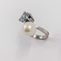 Anillo en oro blanco con perla cultivada y cuadrado de brillantes