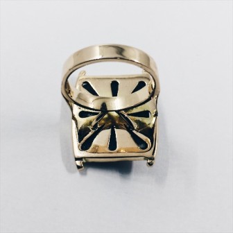 Anillo en oro con imagen de personaje oriental esmaltado