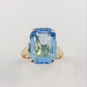 Anillo en oro con topacio azul.