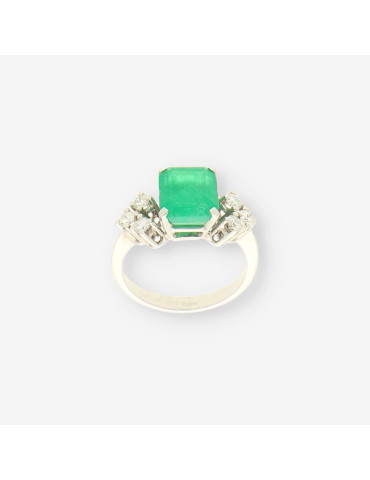 Anillo oro bl. Esmeralda y brillantes