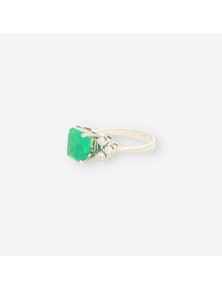 Anillo oro bl. Esmeralda y brillantes
