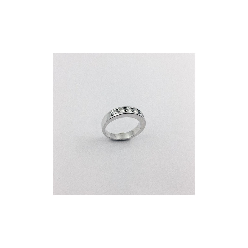 Anillo media alianza en oro blanco y brillantes