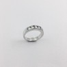 Anillo media alianza en oro blanco y brillantes