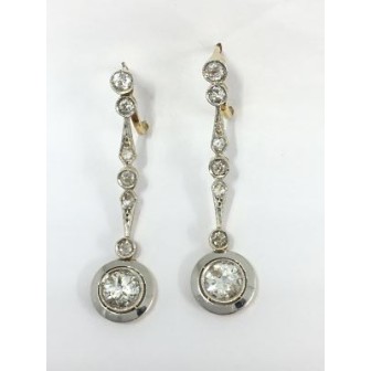 Pendientes largos de oro y brillantes