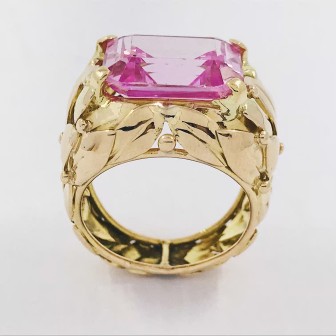 Anillo ancho en oro 18kt con piedra rosa