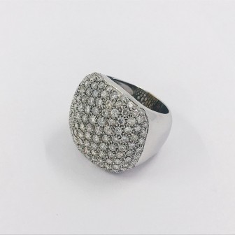 Anillo ancho en oro blanco 18kt con brillantes.