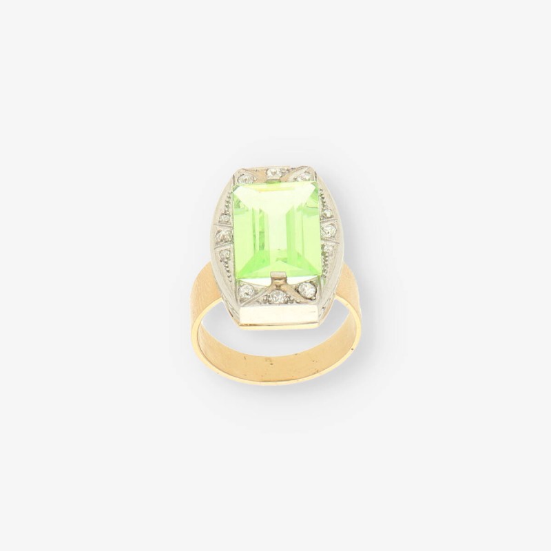 Anillo oro y piedra verde