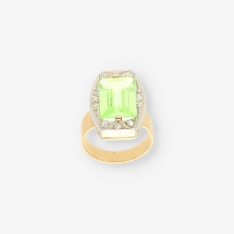 Anillo oro y piedra verde