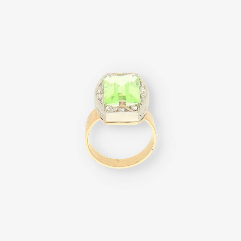 Anillo oro y piedra verde