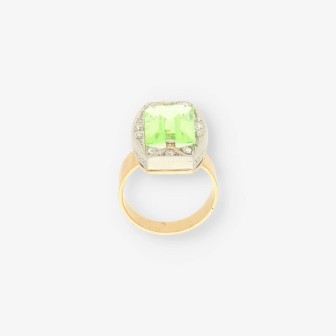 Anillo oro y piedra verde