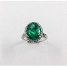 Anillo de oro blanco con brillantes y esmeralda central