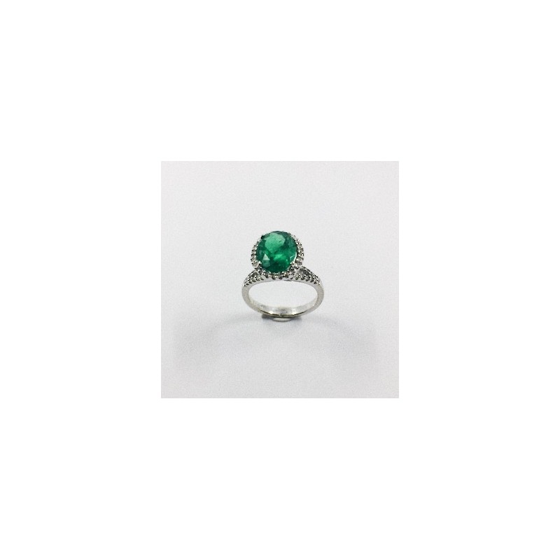 Anillo de oro blanco con brillantes y esmeralda central