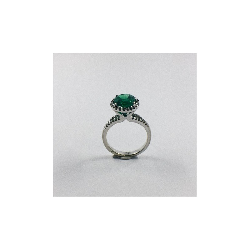 Anillo de oro blanco con brillantes y esmeralda central