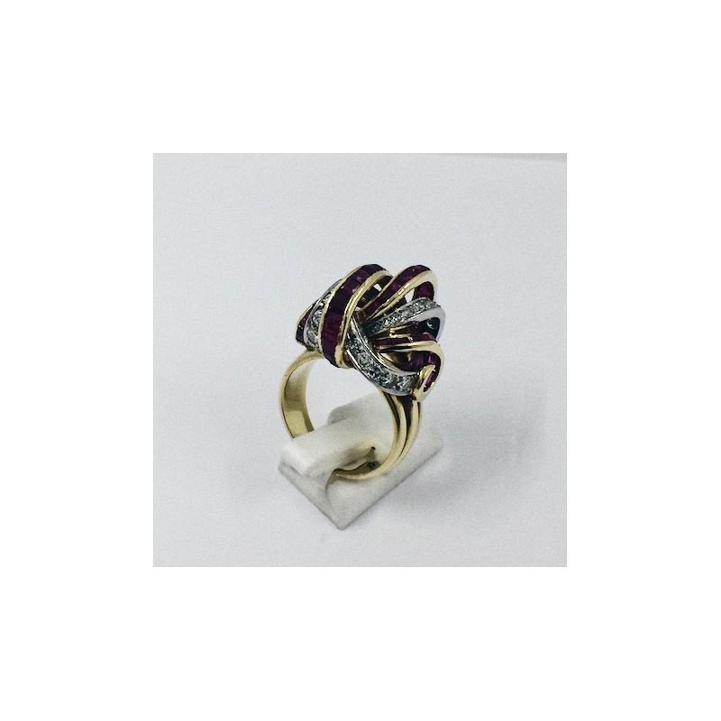 Anillo de oro blanco y amarillo, brillantes y rubÃ­es