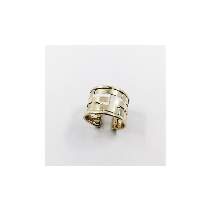 Anillo de oro con diseño de láminas trenzadas