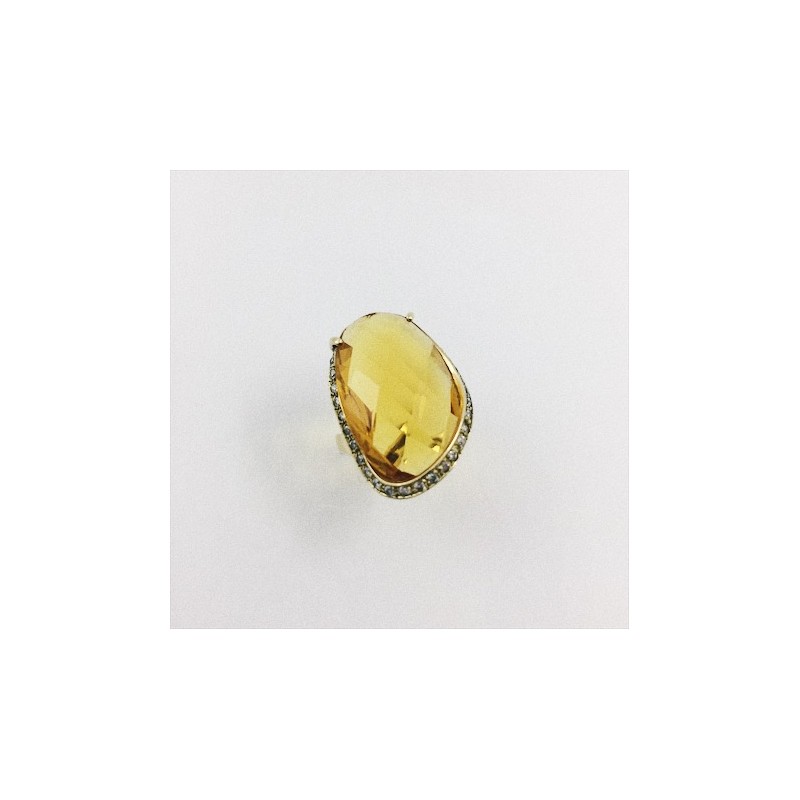 Anillo de oro con gran topacio y brillantes