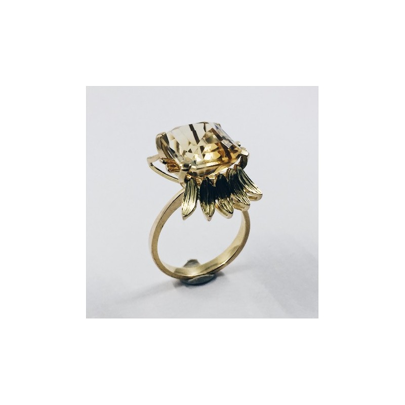 Anillo de oro con topacio central