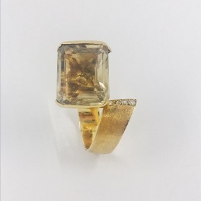 Anillo de oro con topacio y diamantes.