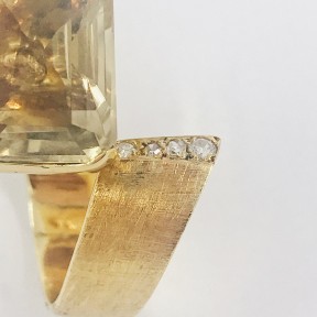 Anillo de oro con topacio y diamantes.