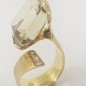 Anillo de oro con topacio y diamantes.