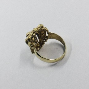 Anillo de oro en forma de cabeza de león