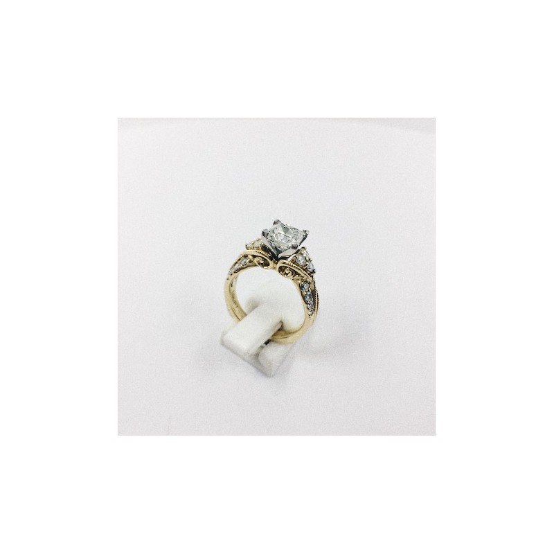 Anillo de oro y diamantes
