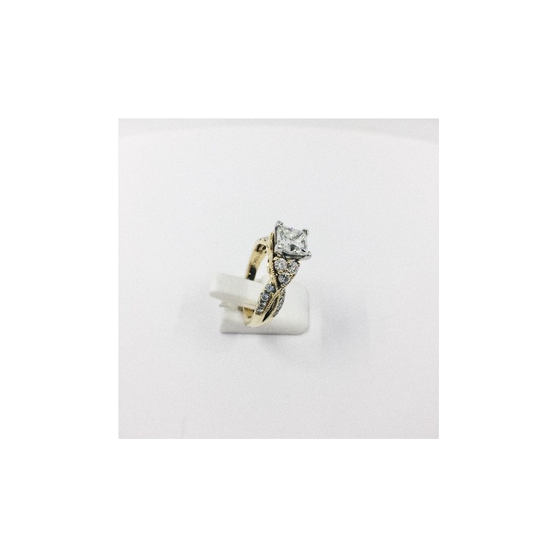 Anillo de oro y diamantes
