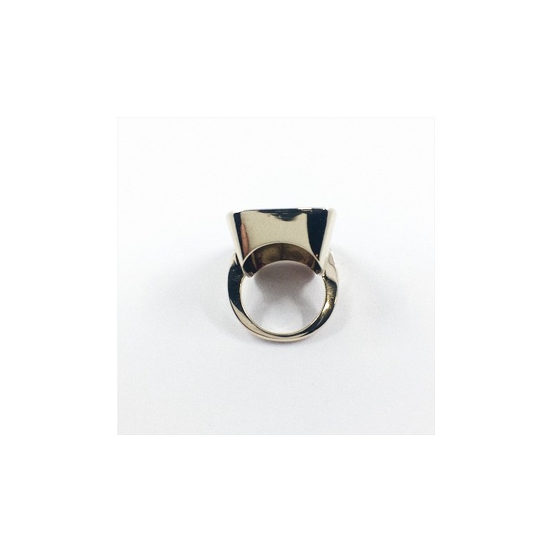Anillo de oro, esmalte y piedra de color