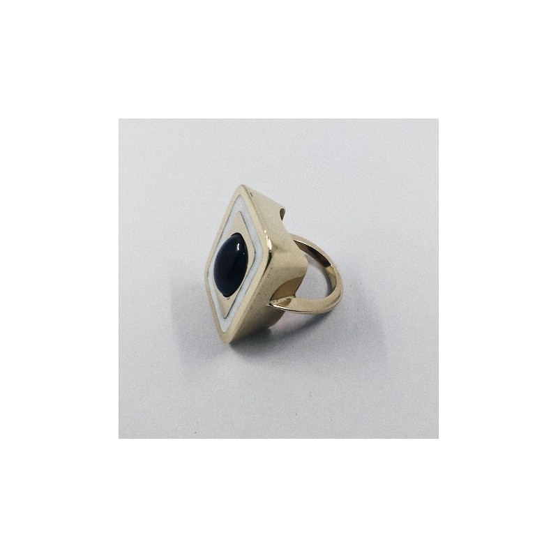 Anillo de oro, esmalte y piedra de color