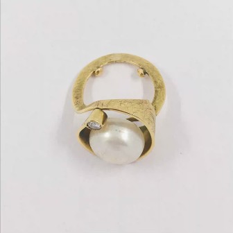 Anillo de oro, perla y brillante