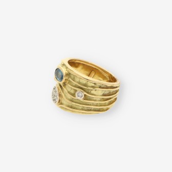 Anillo p. azul, p. naranja, oro y bri.