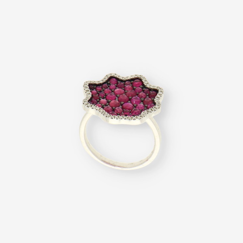Anillo oro blanco, brillantes y p. roja
