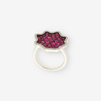 Anillo oro blanco, brillantes y p. roja