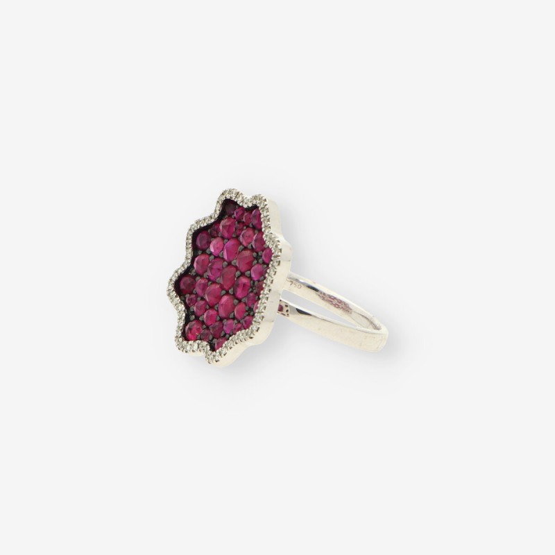 Anillo oro blanco, brillantes y p. roja